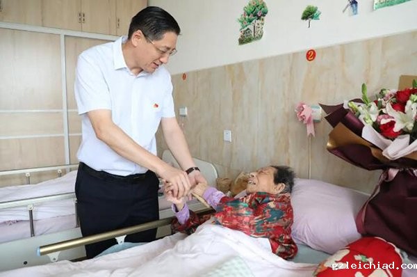 国庆前夕，伟德betvlctor官网入口党委书记、院长祝振华一行走访慰问“庆祝中华人民共和国成立70周年”纪念章获得者和建国老工人