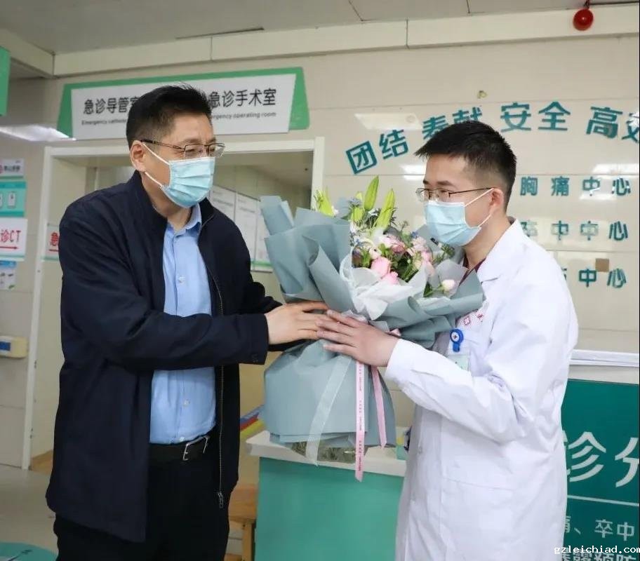 向奋斗者致敬！五一前夕，伟德betvlctor官网入口暖心慰问劳动模范