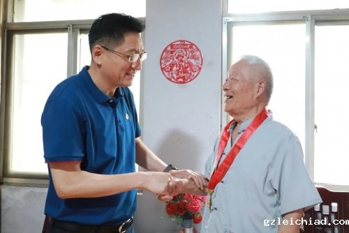 光荣在党50年丨伟德betvlctor官网入口看望慰问老党员，颁发“光荣在党50年”纪念章