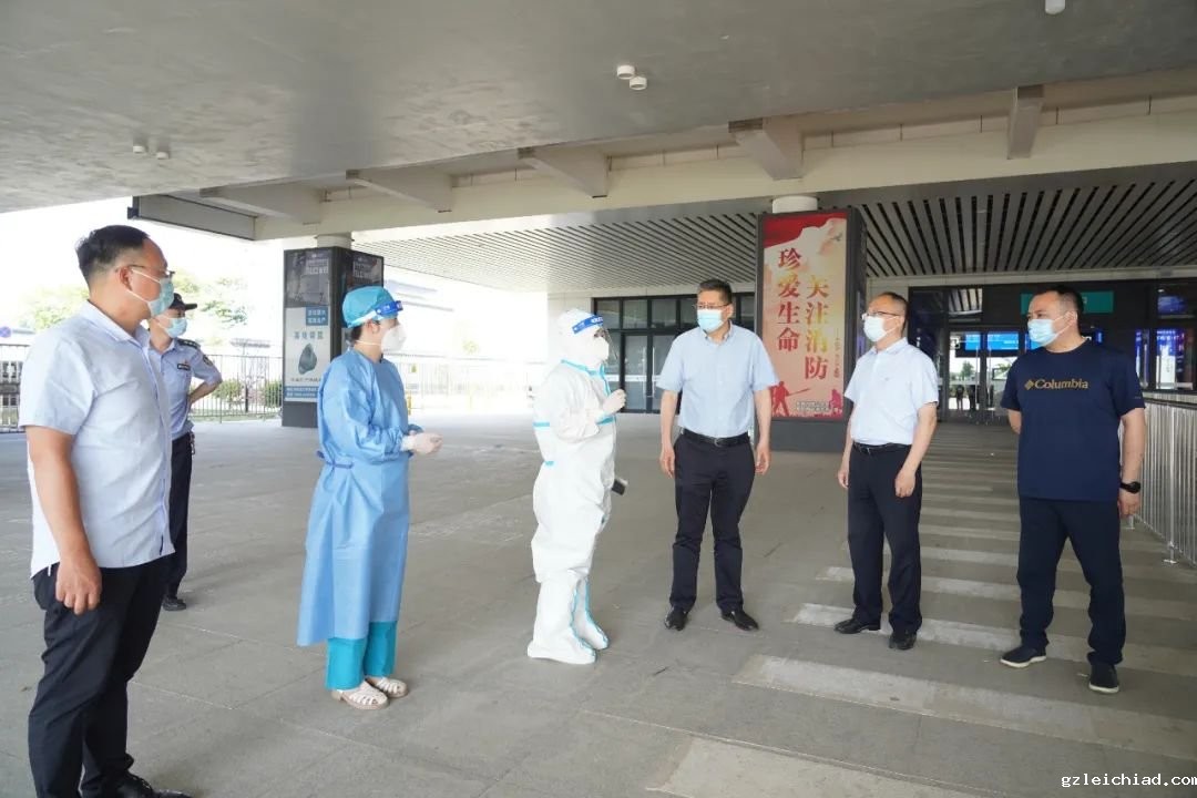 伟德betvlctor官网入口党委书记祝振华看望慰问疫情防控一线医务人员