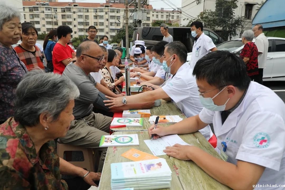 伟德betvlctor官网入口组织开展“文明创建有我”暨太医名医 “中秋送健康”活动
