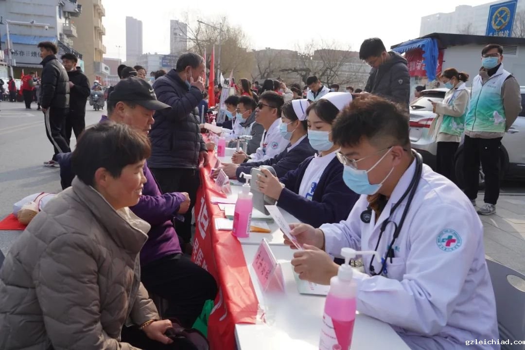 春暖花开 相约追“锋”丨太医青年设置“雷锋摊位”，让“雷锋精神”熠熠生辉